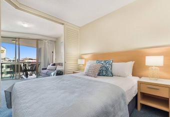 Lovely Unit in 4.5 Star Beachfront Resort has rooms with a private hot tub