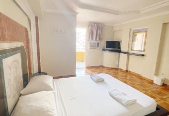 Hotel Pensi  n Luna has Balcony rooms