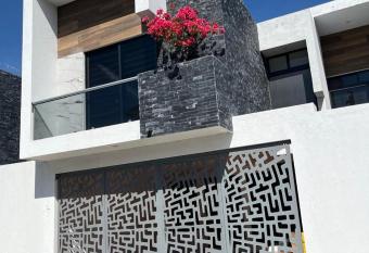 Casa de lujo para 11 personas, con alberca c  ntrica, estacionamiento , pet friendly CASA LEYRE has Balcony rooms