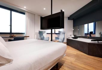 Hotel SB Icaria has rooms with a private hot tub