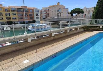 CONFORTABLE APPARTEMENT GRANDE TERRASSE PISCINE PARKING CLIM has Balcony rooms