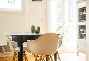 A luminous love cocoon with balcony in Lille has Balcony rooms