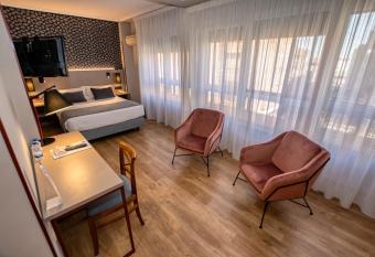Hotel Castilla Vieja allows 18 year olds to book a room