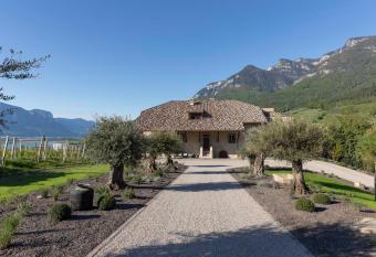 Ansitz Battisti Suites - Opening May 2023 allows 18 year olds to book a room