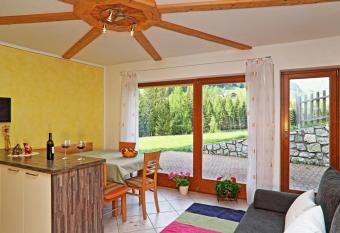 Huterhof Apt Wiesengrund 2 has Balcony rooms