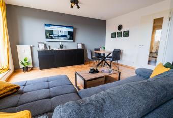 Deluxe Apartment I Klimaanlage I Tiefgarage I WLAN I Balkon allows 18 year olds to book a room