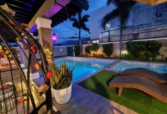 Palazzo 1 HotSpring,3Bedrooms 35to40pax, Pansol Calamba has Balcony rooms