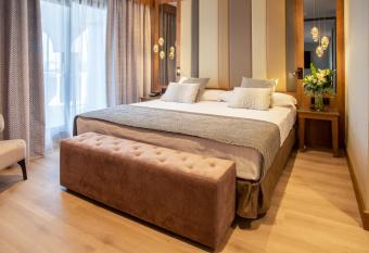 Hotel Granada Center allows 18 year olds to book a room