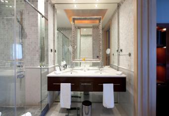 Hotel Casa Fuster G.L Monumento has rooms with a private hot tub