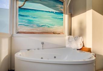 Rimini Suite Hotel has rooms with a private hot tub