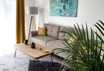 Superbe appartement lumineux avec parking gratuit allows 18 year olds to book a room