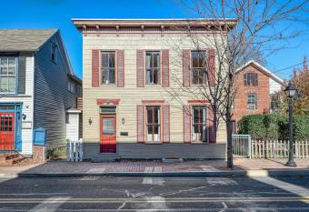 Getty House has Balcony rooms