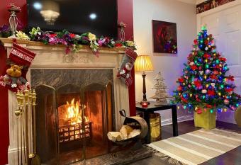 Catterwood Cottage - Mountain View with 9-seater Hot Tub allows 18 year olds to book a room