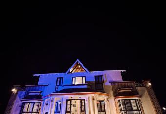 The Lake Hideout has Smoking/Balcony rooms