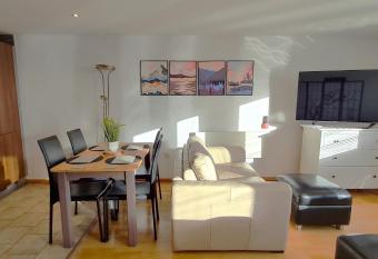 Picturesque - 1 Bedroom Central Top Floor Apartment has Balcony rooms