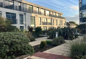 Stunning 2 bedroom Penthouse - 5min to Thorpe Park has Balcony rooms