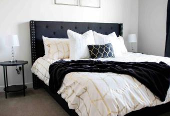 Modern Central apt/Gym/Pool/Hottub/Garageparking has Balcony rooms