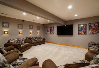 Majestica - Rock Wall, VIEW, WC Accessible! has rooms with a private hot tub