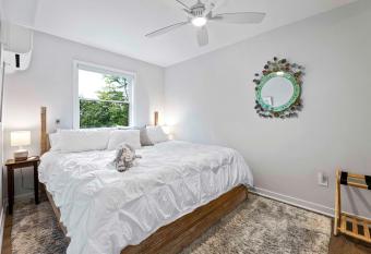 Mountain Springs Art House has rooms with a private hot tub