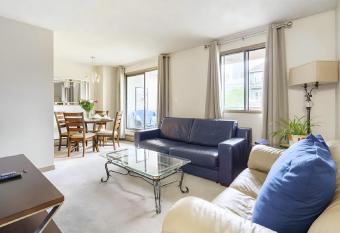 Entire Condo Downtown, near Saddle Dome, Quiet, Private, free Parking, 1,5 hrs to Banff allows 18 year olds to book a room