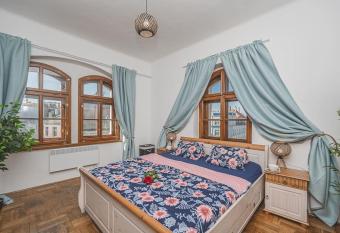 Carolina s Romantic Apartment allows 18 year olds to book a room