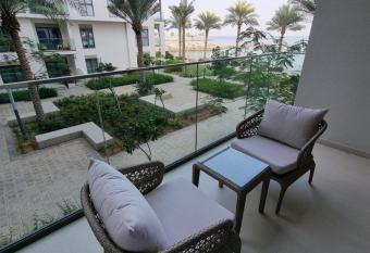 Shaqa at Address Beach Residence - Fuj has rooms with a private hot tub