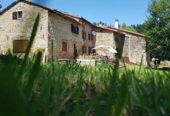Aux   toiles de Moranges has rooms with a private hot tub