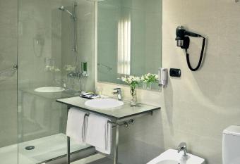 Civis Jaime I has rooms with a private hot tub