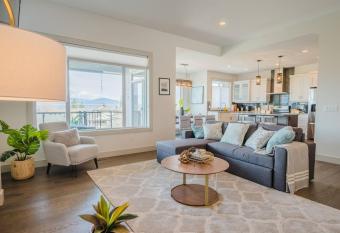 Modern 5-bedroom House allows 18 year olds to book a room