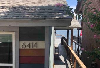 Quaint 3 Story Lakehouse has Balcony rooms