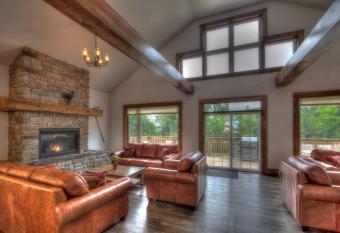 100 Pilsen Way has rooms with a private hot tub