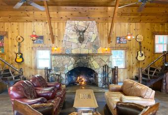 Ith Big Bear Lake Hostel & Lodge allows 18 year olds to book a room