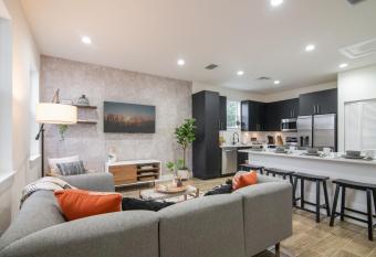 Private Cottage - KING Beds, Brand New, Near Beach, Golfing, Shopping & Restaurants allows 18 year olds to book a room