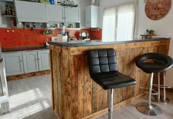 Le Ranch - proche centre ville allows 18 year olds to book a room