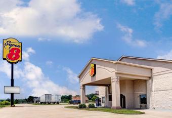 Super 8 by Wyndham Clarksville East allows 18 year olds to book a room