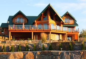 A Okanagan Lakeview Inn has Balcony rooms