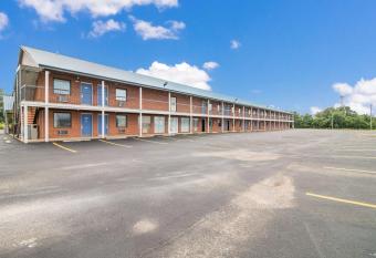 Motel 6 Metropolis. Il has Smoking rooms