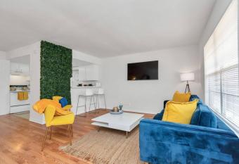 Modern 2 Bedroom Apt in Montrose, Self Check-in allows 18 year olds to book a room