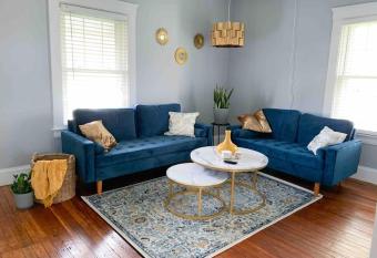 Cozy Apartment Near Airport Kamms with PARKING allows 18 year olds to book a room