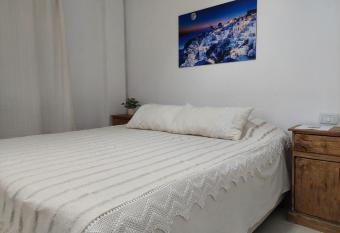 Casa Boutique Buenos Aires, Desayuno y Traslado Gratis Aeropuerto Ezeiza has rooms with a private hot tub