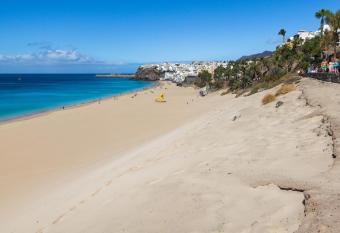 Apartment near the beach, big terrace with nice sea views, wifi and parking has Balcony rooms