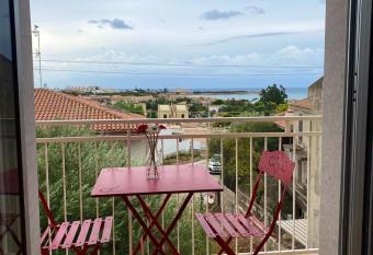 One bedroom appartement at Marina di Modica 350 m away from the beach with sea view furnished balcony and wifia has Balcony rooms