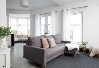 Beautiful first floor apartment allows 18 year olds to book a room