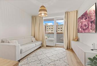 LAM Boho w AC & balcony allows 18 year olds to book a room