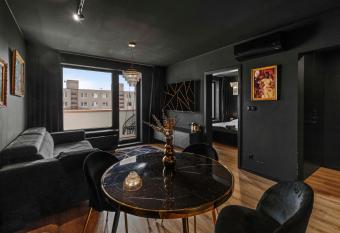 LAM Black w AC & balcony allows 18 year olds to book a room