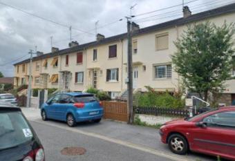 Studio individuel pr  s de Paris allows 18 year olds to book a room