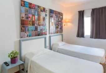 Hostel Malaga Inn allows 18 year olds to book a room