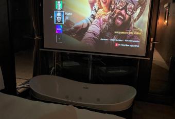 Escale Royale Isle Adam has rooms with a private hot tub