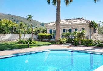 Olympia Holiday Home has Balcony rooms