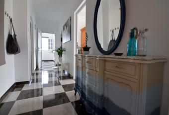 Aloha***Burrero cerca del Aeropuerto allows 18 year olds to book a room